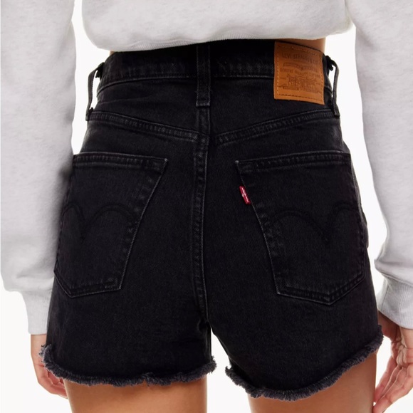 Levi's Pants - BRAND NEW Levi Ribcage Short